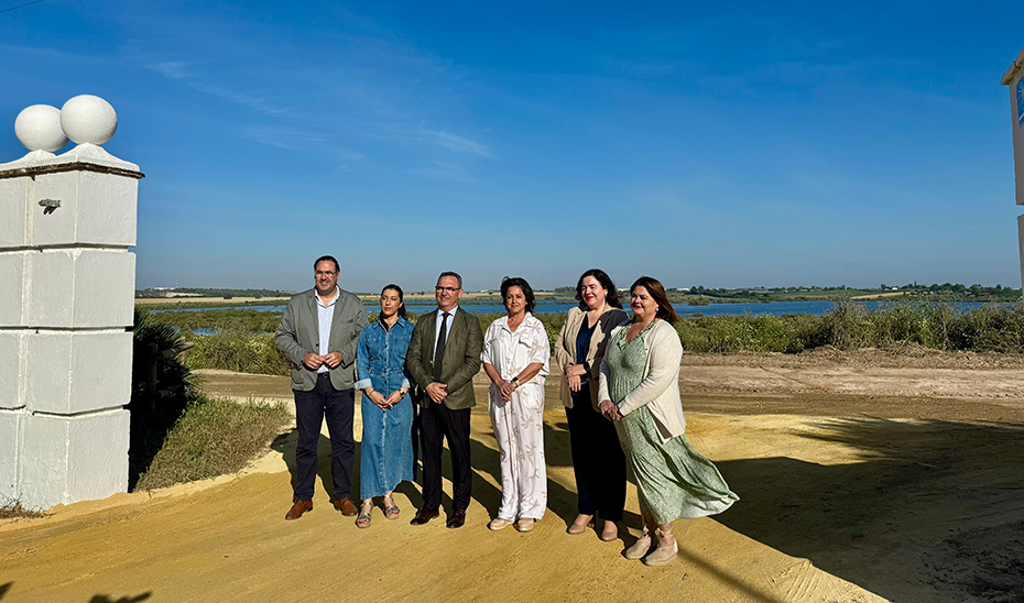 La consejera de Sostenibilidad, Catalina García, durante su visita a la Laguna de Los Tollos, entre los términos municipales de El Cuervo y Jerez de la Frontera.